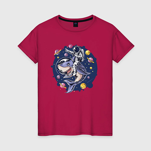 Женская футболка Космонавт верхом на акуле / Маджента – фото 1