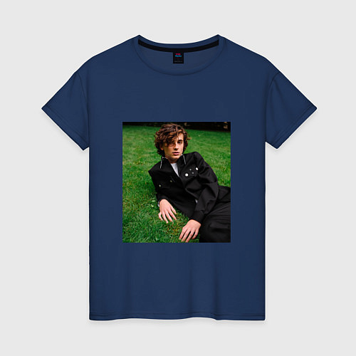 Женская футболка Тимоти Шаламе на траве / Тёмно-синий – фото 1