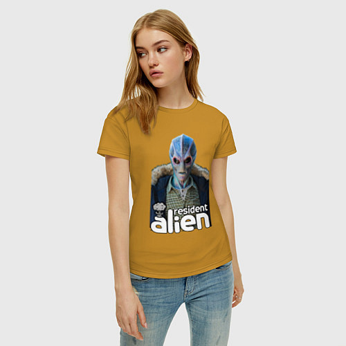 Женская футболка Resident alien / Горчичный – фото 3