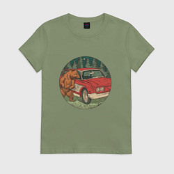 Футболка хлопковая женская Медведь и машина в лесу, цвет: авокадо