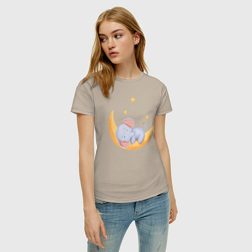 Женская футболка Милый Слонёнок Спит На Месяце Среди Звёзд / Миндальный – фото 3