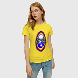 Футболка хлопковая женская Астронавт черная дыра, цвет: желтый — фото 2
