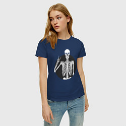 Футболка хлопковая женская Скелет с жестом Виктория, цвет: тёмно-синий — фото 2
