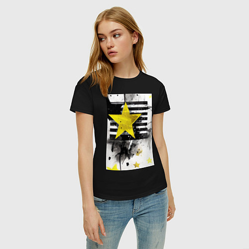 Женская футболка Желтая звезда на полосах / Черный – фото 3