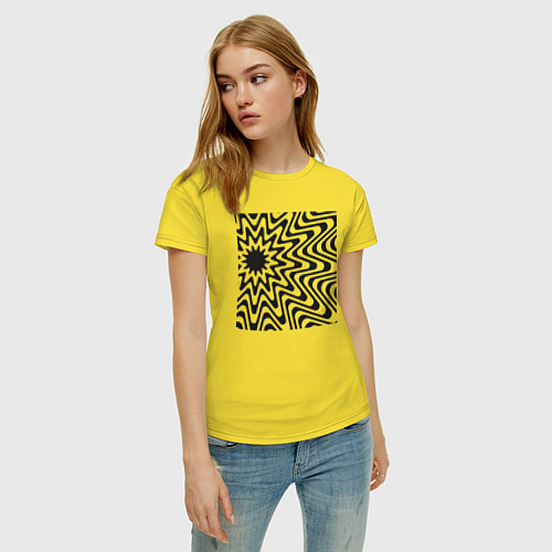 Женская футболка Иллюзия черных линий - волнистые полосы / Желтый – фото 3