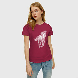 Футболка хлопковая женская Белая лошадь скачет, цвет: маджента — фото 2