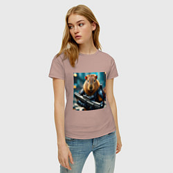 Футболка хлопковая женская Мем вооруженная капибара и автомат, цвет: пыльно-розовый — фото 2