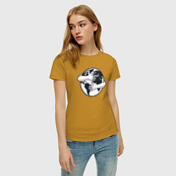 Футболка хлопковая женская Моя планета, цвет: горчичный — фото 2
