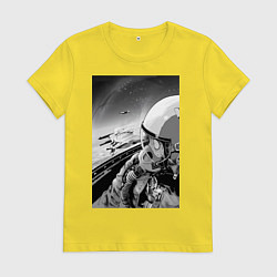 Футболка хлопковая женская Ванпанчмен Сайтама на крыле самолета, цвет: желтый
