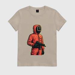 Футболка хлопковая женская Игра в кальмара - страж с пулеметом, цвет: миндальный