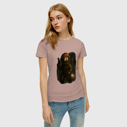 Женская футболка Кенни в стиле ужасов / Пыльно-розовый – фото 3