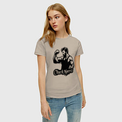 Футболка хлопковая женская Мускулистый Чак Норрис, цвет: миндальный — фото 2