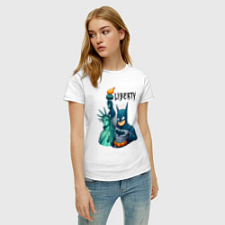 Футболка хлопковая женская Batman and statue of Liberty - ai art fantasy, цвет: белый — фото 2