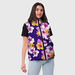 Женский жилет Цветы Розовые Гибискус и Оранжевые Ирисы На Синем, цвет: 3D-черный — фото 2