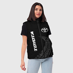Женский жилет Toyota speed на темном фоне со следами шин: надпис, цвет: 3D-черный — фото 2