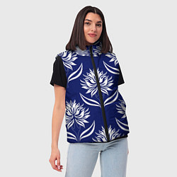 Женский жилет Абстрактные белые лотосы на синем - паттерн, цвет: 3D-черный — фото 2