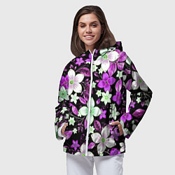 Ветровка с капюшоном женская Фиолетово-белые цветы на чёрном фоне, цвет: 3D-белый — фото 2